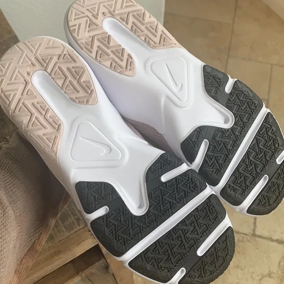 Nike legend women’s essential trainers. - Picture 4 of 7